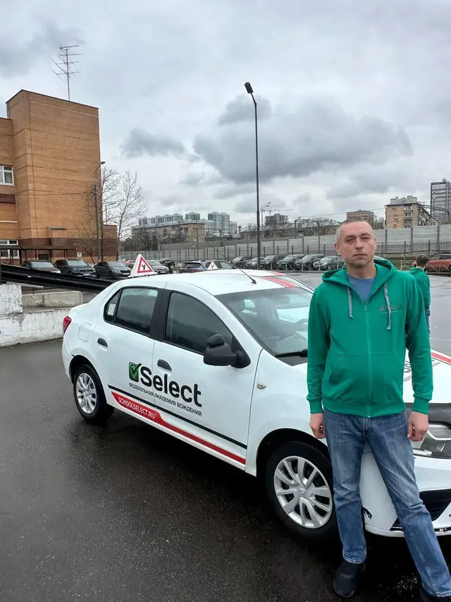 Renault Logan со знаками «У» на крыше и наставник рядом