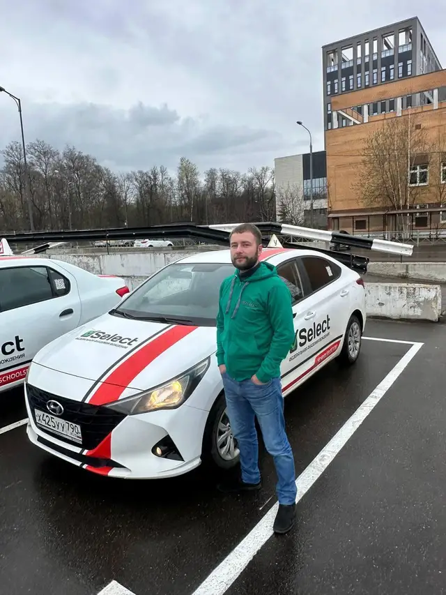 Инструктор у Hyundai Solaris с красной полосой на кузове