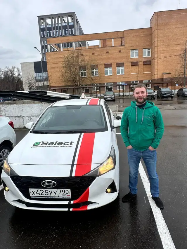 Hyundai Solaris школы и наставник перед административным корпусом