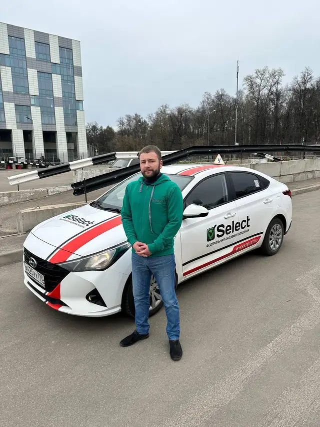 Инструктор у Hyundai Solaris возле бизнес-центра