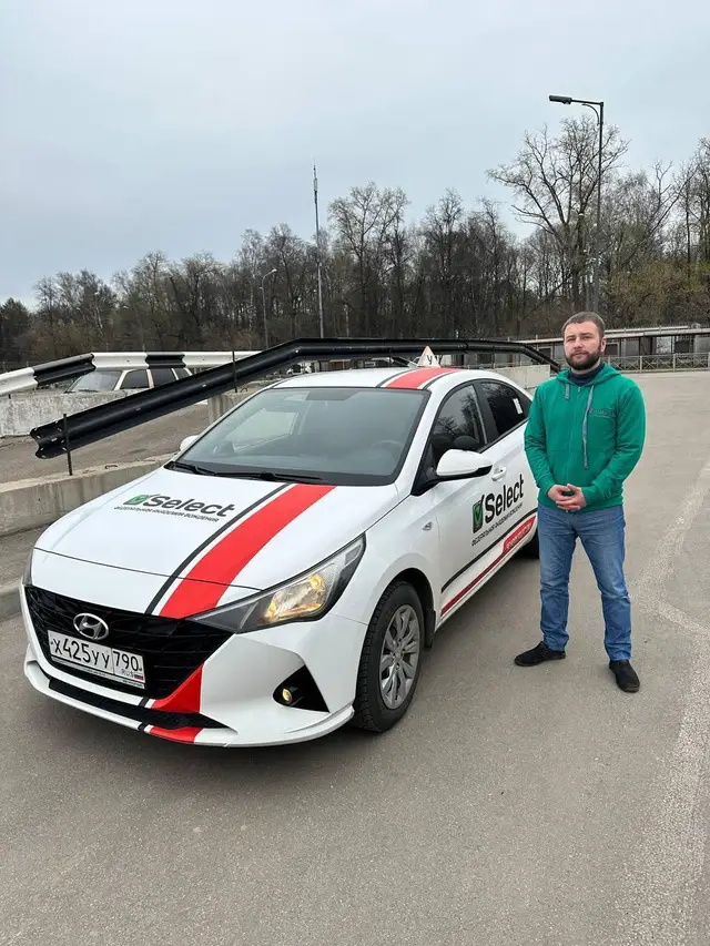 Наставник и Hyundai Solaris на площадке у водоёма