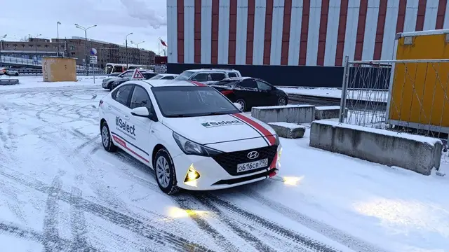 Hyundai Solaris на заснеженной площадке