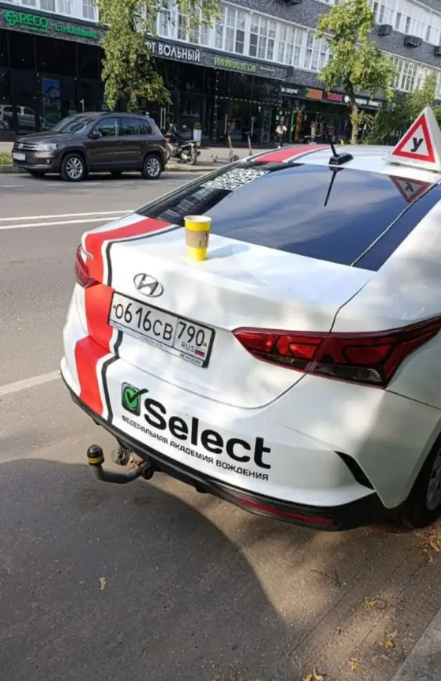 Hyundai Solaris со знаком «У» на крыше, вид сзади