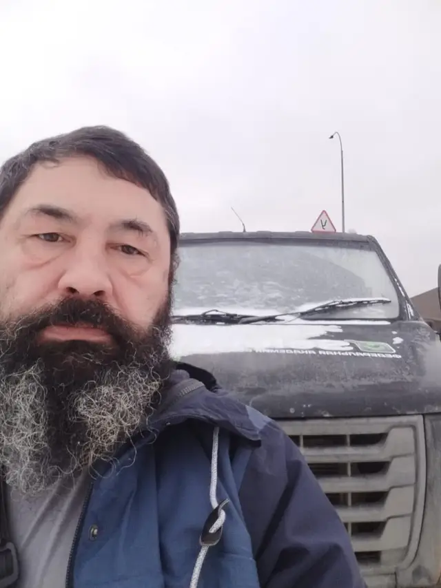 Наставник у грузовика зимой