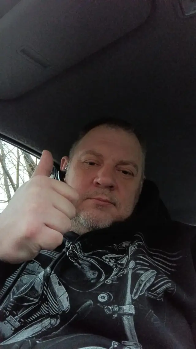 Инструктор на водительском месте учебной машины