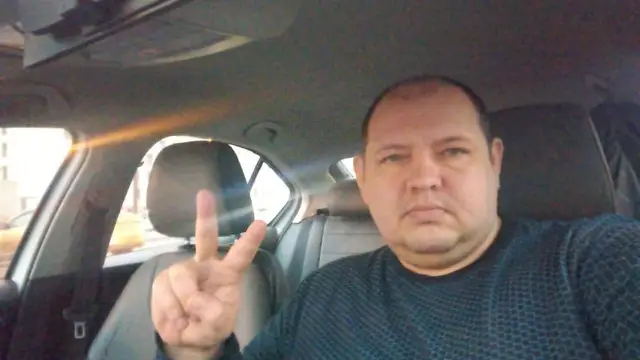 Наставник в салоне перед занятием