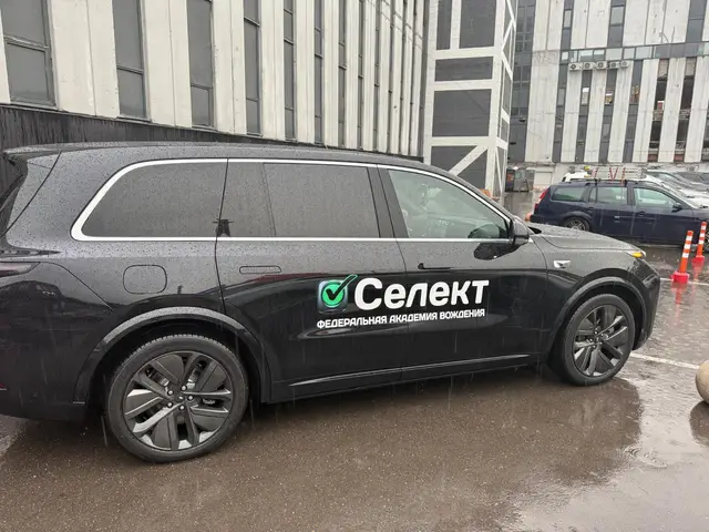 Служебный кроссовер с логотипом «Селект», вид сбоку